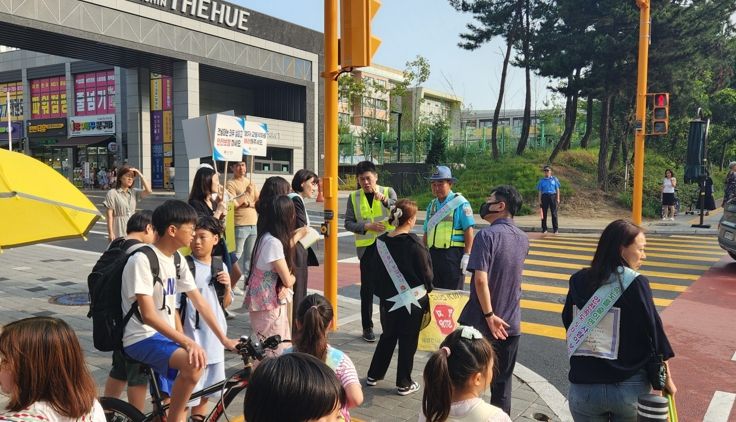 김정헌 인천 중구청장, 하늘초 등굣길 교통안전 캠페인 실시
