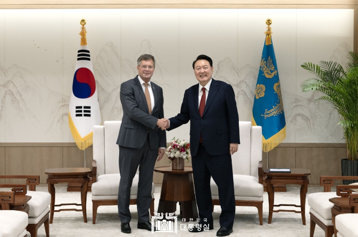 9월 9일 윤석열 대통령은 한국을 방문 중인 「얀 페이터 발케넨데(Jan Peter Balkenende)」 前 네덜란드 총리를 접견하고, 한-네덜란드 양국 관계, 기후 및 환경 위기 대응 협력과 국제 정세 등에 대한 의견을 교환했다.